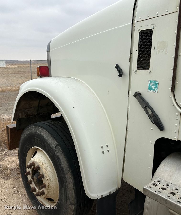 image for item DS8329 2008 Freightliner FLD  semi truck