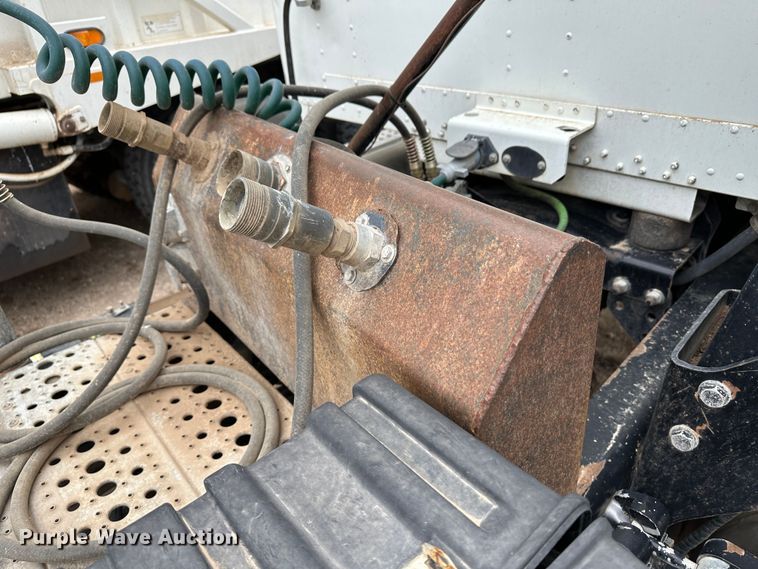 image for item DS8329 2008 Freightliner FLD  semi truck