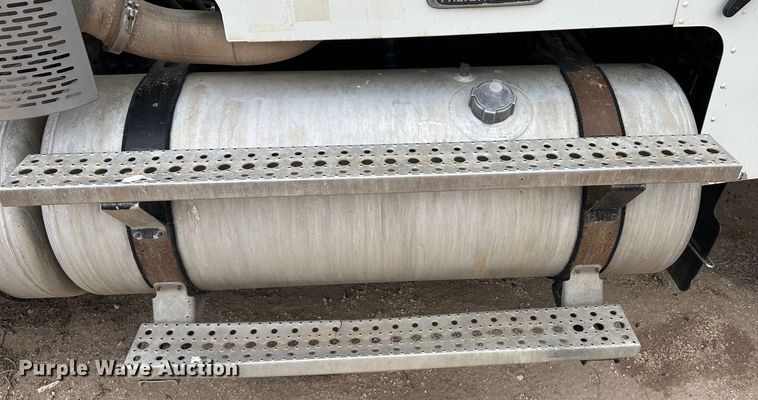 image for item DS8329 2008 Freightliner FLD  semi truck