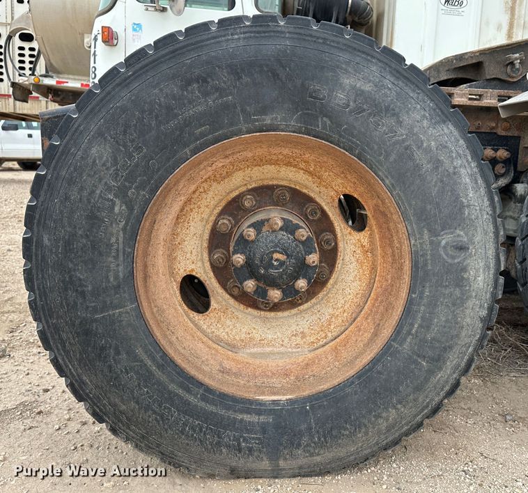 image for item DS8329 2008 Freightliner FLD  semi truck