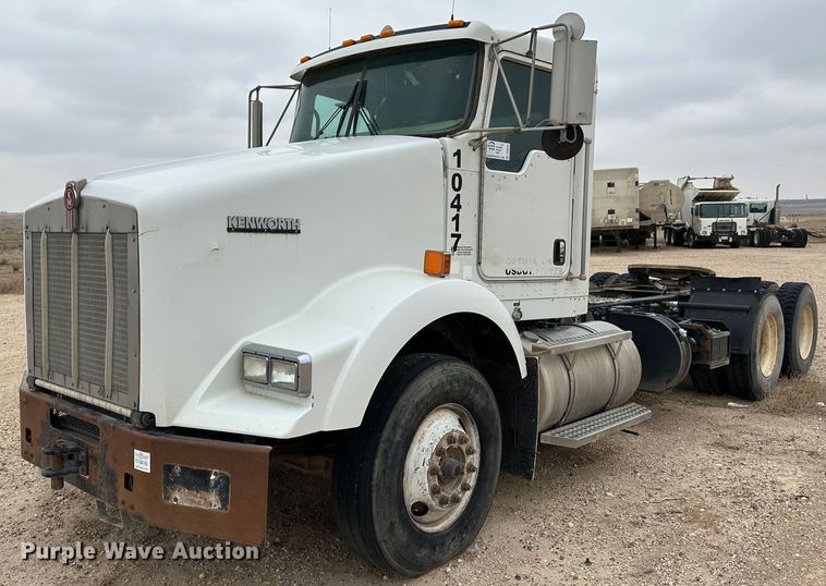 image for item DS8333 2011 Kenworth T800  semi truck