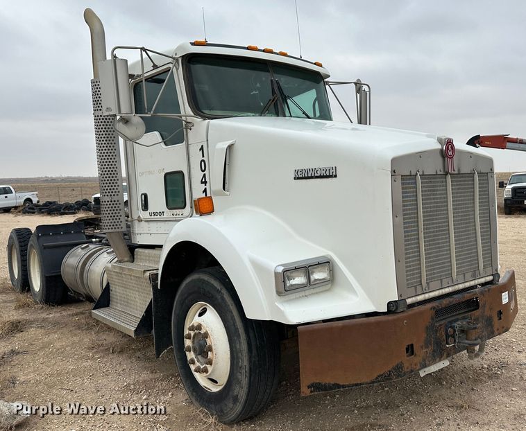 image for item DS8333 2011 Kenworth T800  semi truck