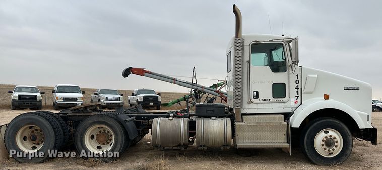image for item DS8333 2011 Kenworth T800  semi truck