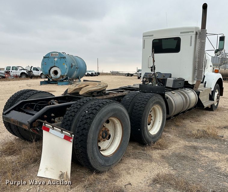 image for item DS8333 2011 Kenworth T800  semi truck