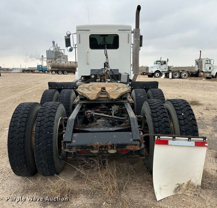 image for item DS8333 2011 Kenworth T800  semi truck