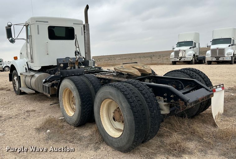 image for item DS8333 2011 Kenworth T800  semi truck