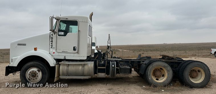 image for item DS8333 2011 Kenworth T800  semi truck
