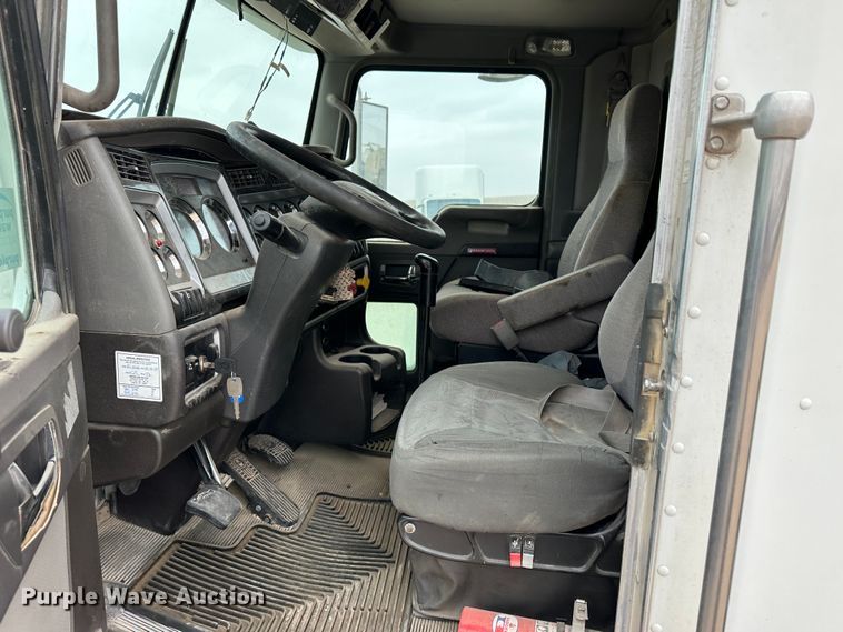 image for item DS8333 2011 Kenworth T800  semi truck