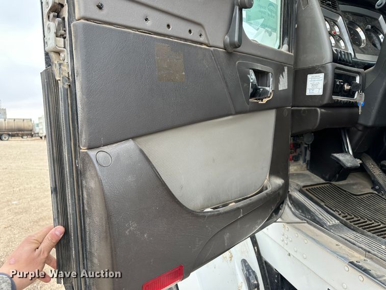 image for item DS8333 2011 Kenworth T800  semi truck