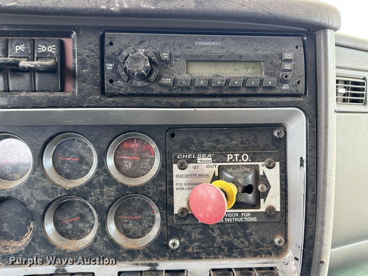 image for item DS8333 2011 Kenworth T800  semi truck