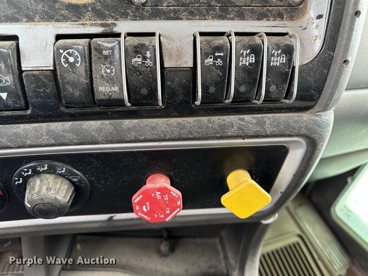 image for item DS8333 2011 Kenworth T800  semi truck