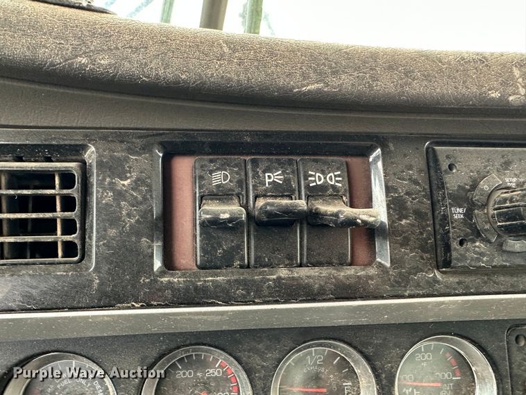 image for item DS8333 2011 Kenworth T800  semi truck