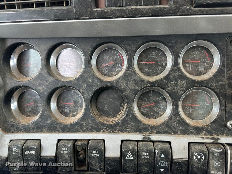 image for item DS8333 2011 Kenworth T800  semi truck