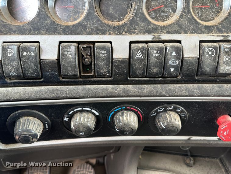 image for item DS8333 2011 Kenworth T800  semi truck