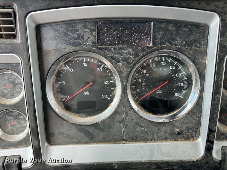 image for item DS8333 2011 Kenworth T800  semi truck