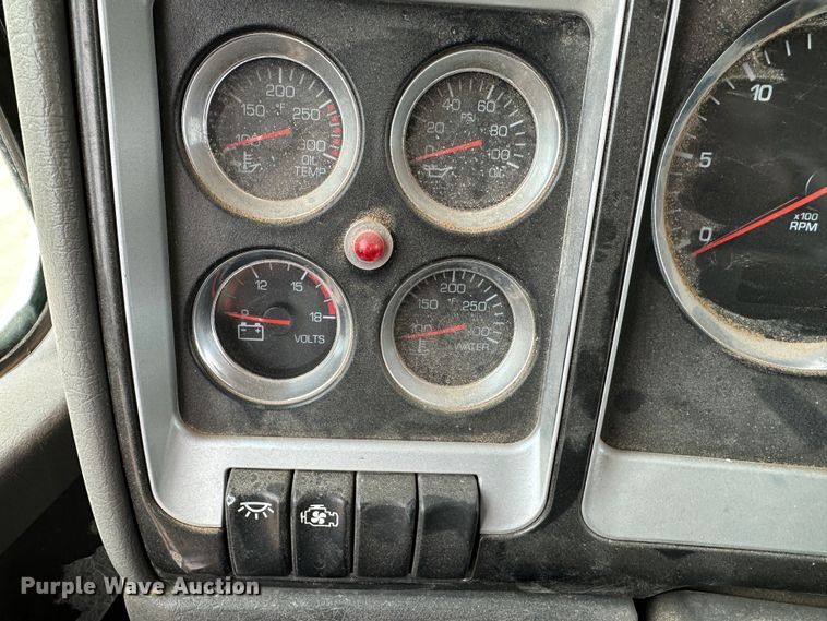 image for item DS8333 2011 Kenworth T800  semi truck