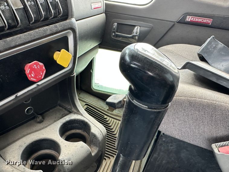 image for item DS8333 2011 Kenworth T800  semi truck
