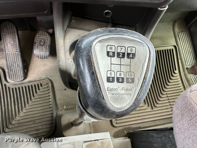 image for item DS8333 2011 Kenworth T800  semi truck