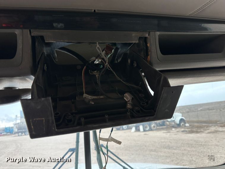 image for item DS8333 2011 Kenworth T800  semi truck