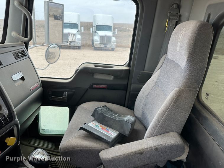 image for item DS8333 2011 Kenworth T800  semi truck