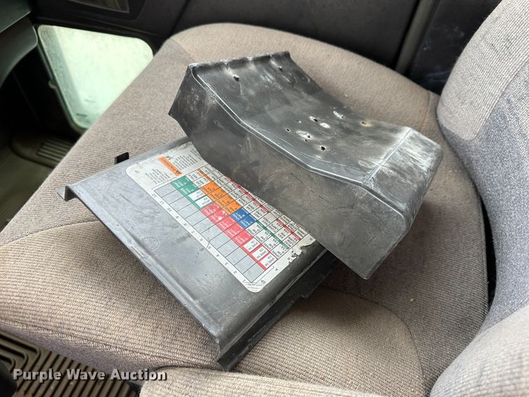 image for item DS8333 2011 Kenworth T800  semi truck