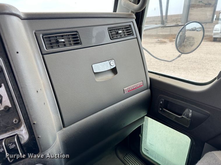 image for item DS8333 2011 Kenworth T800  semi truck
