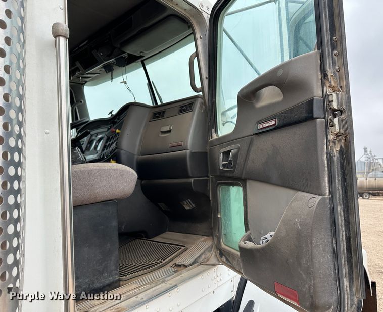 image for item DS8333 2011 Kenworth T800  semi truck