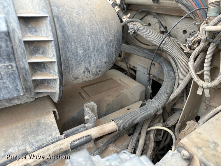 image for item DS8333 2011 Kenworth T800  semi truck