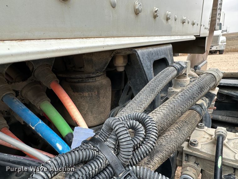 image for item DS8333 2011 Kenworth T800  semi truck