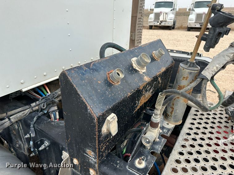 image for item DS8333 2011 Kenworth T800  semi truck