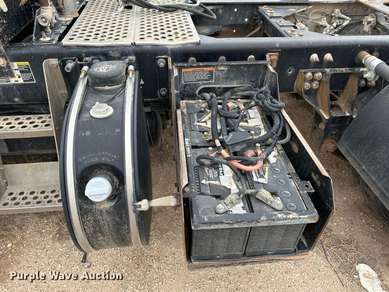 image for item DS8333 2011 Kenworth T800  semi truck