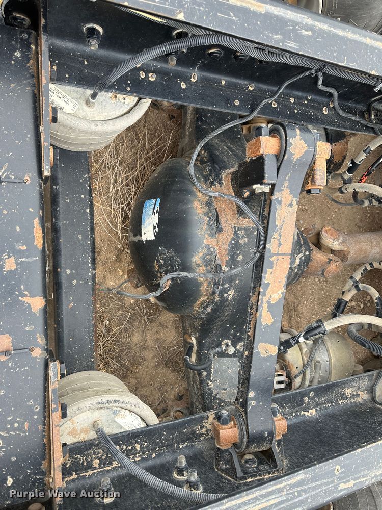 image for item DS8333 2011 Kenworth T800  semi truck