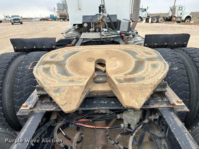 image for item DS8333 2011 Kenworth T800  semi truck