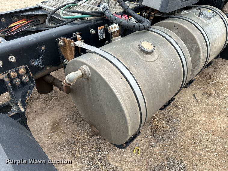 image for item DS8333 2011 Kenworth T800  semi truck