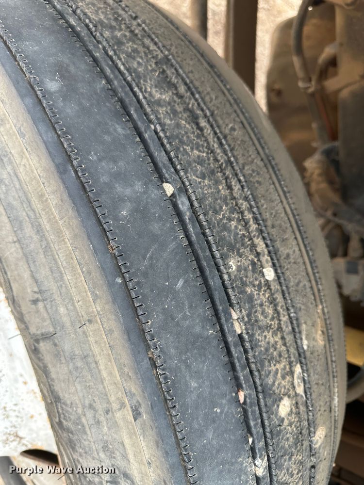 image for item DS8333 2011 Kenworth T800  semi truck