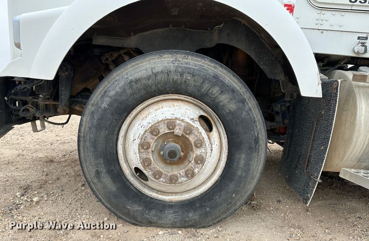 image for item DS8333 2011 Kenworth T800  semi truck