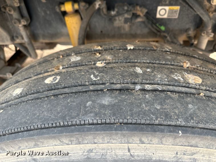 image for item DS8333 2011 Kenworth T800  semi truck