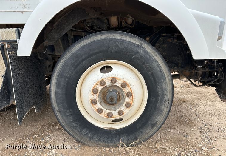 image for item DS8333 2011 Kenworth T800  semi truck