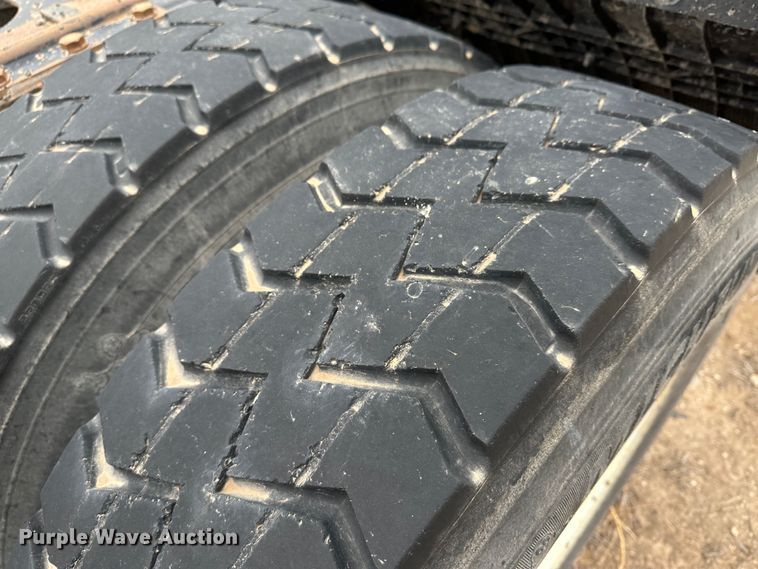 image for item DS8333 2011 Kenworth T800  semi truck