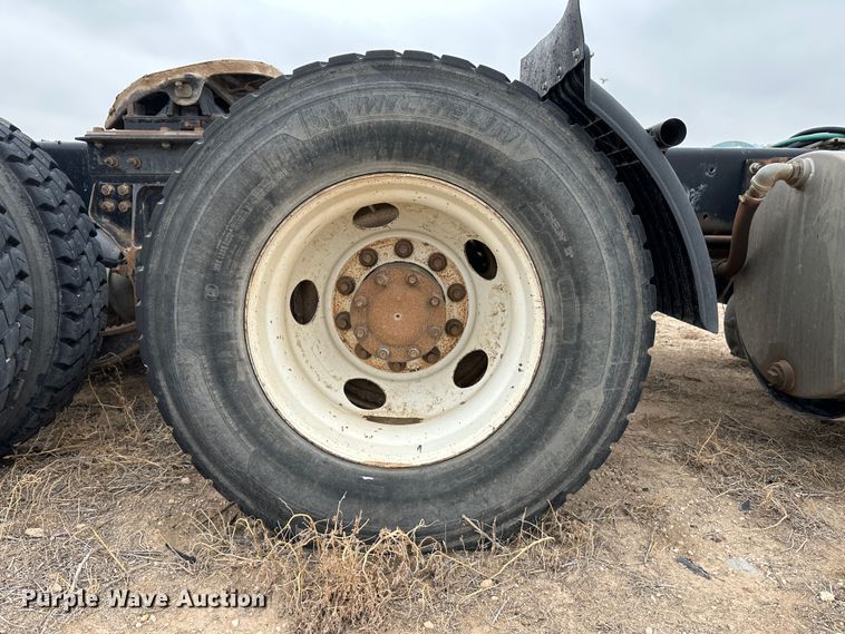 image for item DS8333 2011 Kenworth T800  semi truck