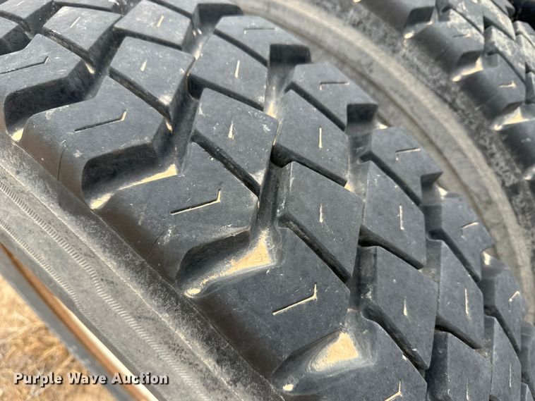 image for item DS8333 2011 Kenworth T800  semi truck