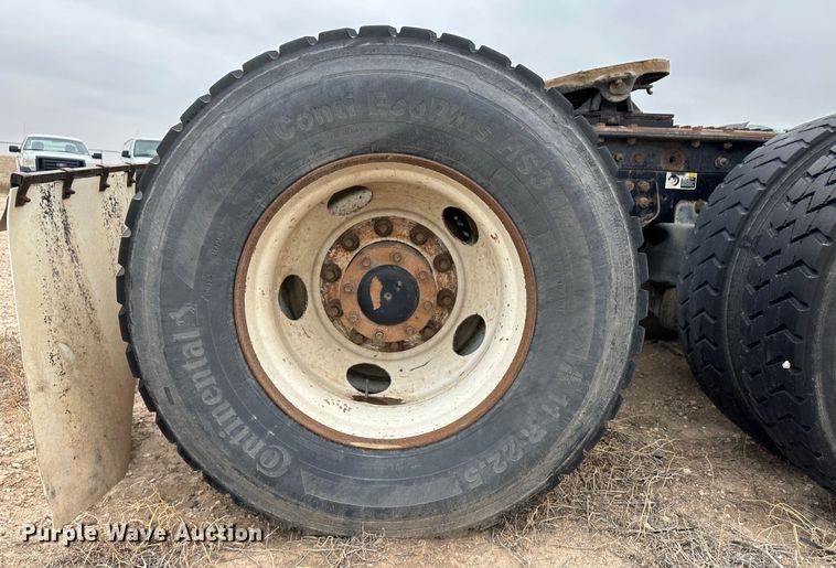 image for item DS8333 2011 Kenworth T800  semi truck