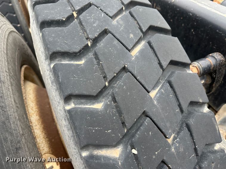 image for item DS8333 2011 Kenworth T800  semi truck