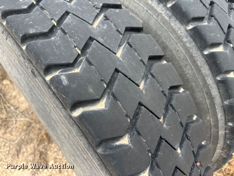 image for item DS8333 2011 Kenworth T800  semi truck