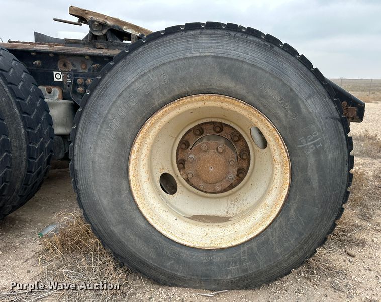 image for item DS8333 2011 Kenworth T800  semi truck