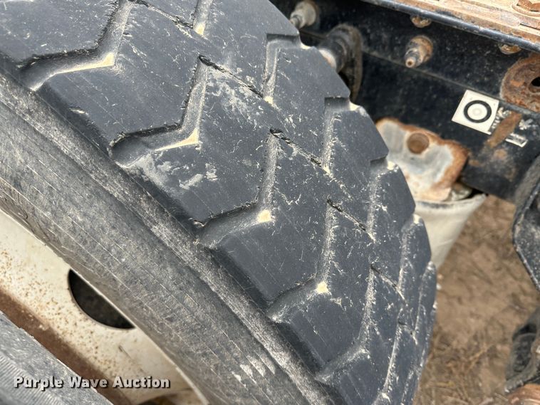 image for item DS8333 2011 Kenworth T800  semi truck