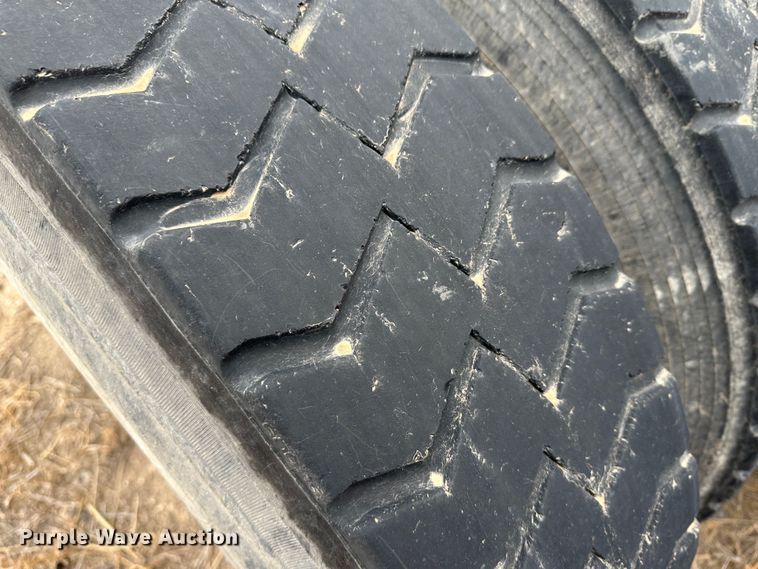 image for item DS8333 2011 Kenworth T800  semi truck