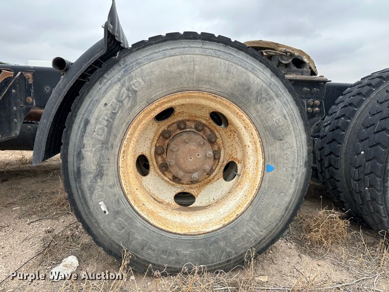 image for item DS8333 2011 Kenworth T800  semi truck