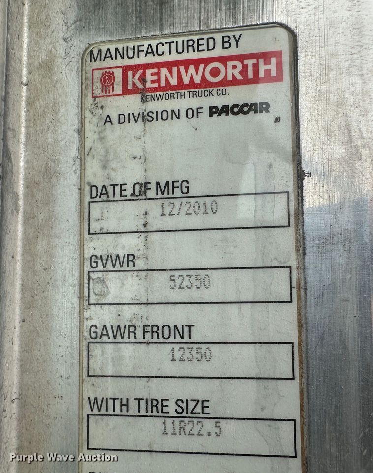 image for item DS8333 2011 Kenworth T800  semi truck