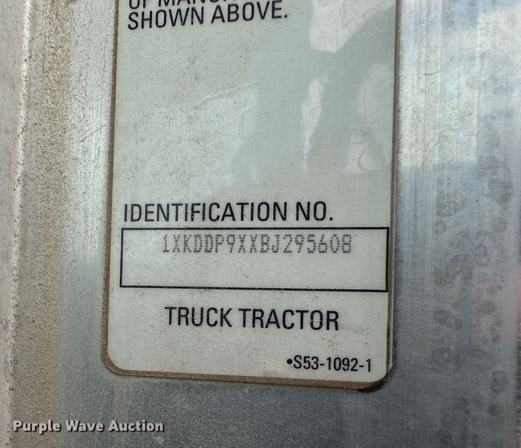 image for item DS8333 2011 Kenworth T800  semi truck